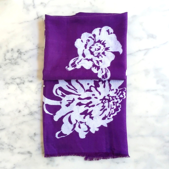 NWOT. GAP Rayon/Wool blended floral scarf/wrap. - Picture 1 of 4